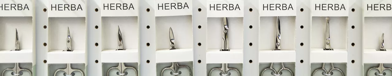 Schere_1_HERBA_1280x248px 96 dpi_q1sw97hzaek8.jpg Schere_1_HERBA_1280x248px 96 dpi_q1sw97hzaek8.jpg